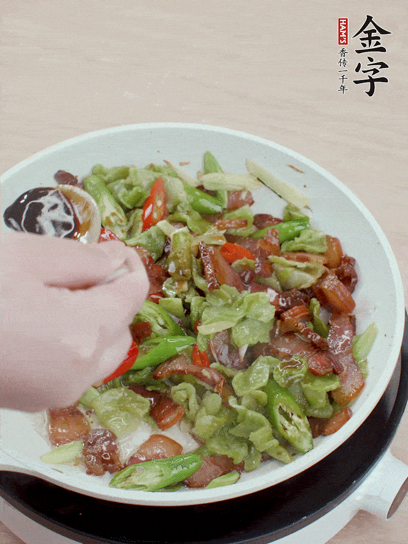 2勺生抽調(diào)味，最后撒蒜葉。