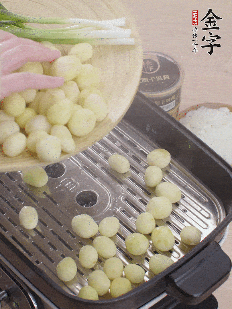 去皮小土豆蒸熟。