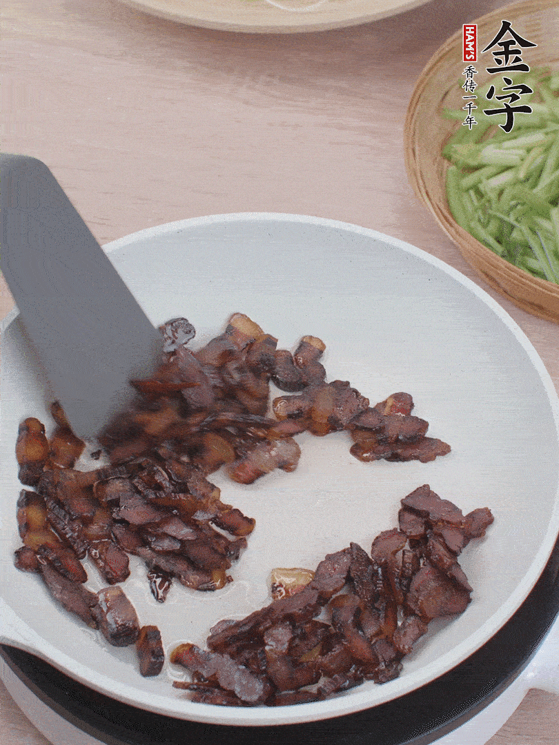 起鍋熱油，煸香醬油肉。