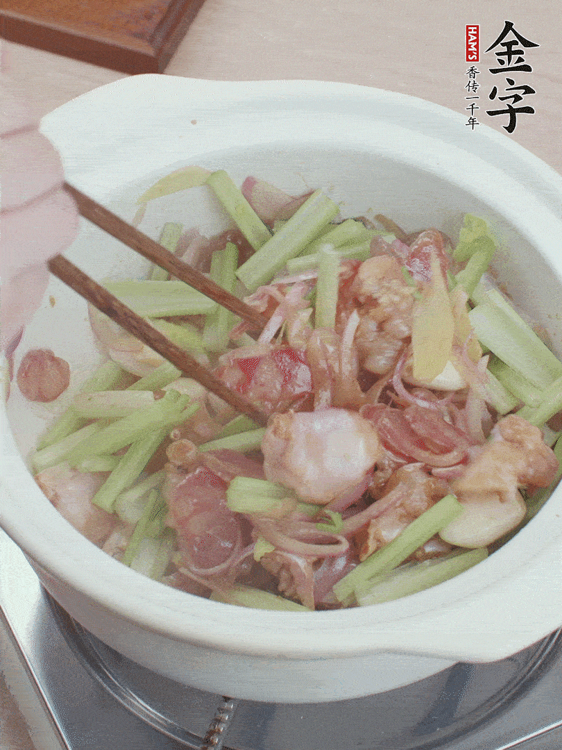 下牛蛙、芹菜、香腸翻炒。