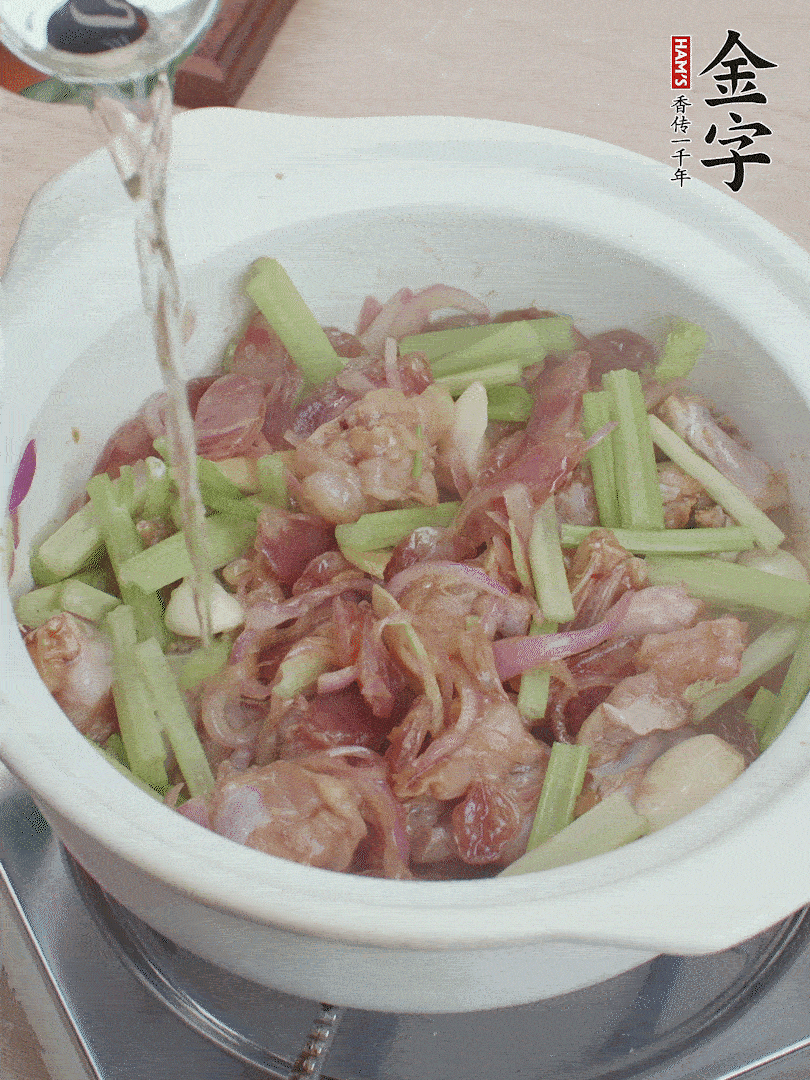 牛蛙變色后，淋點(diǎn)啤酒，加蓋后調(diào)小火燜10分鐘。