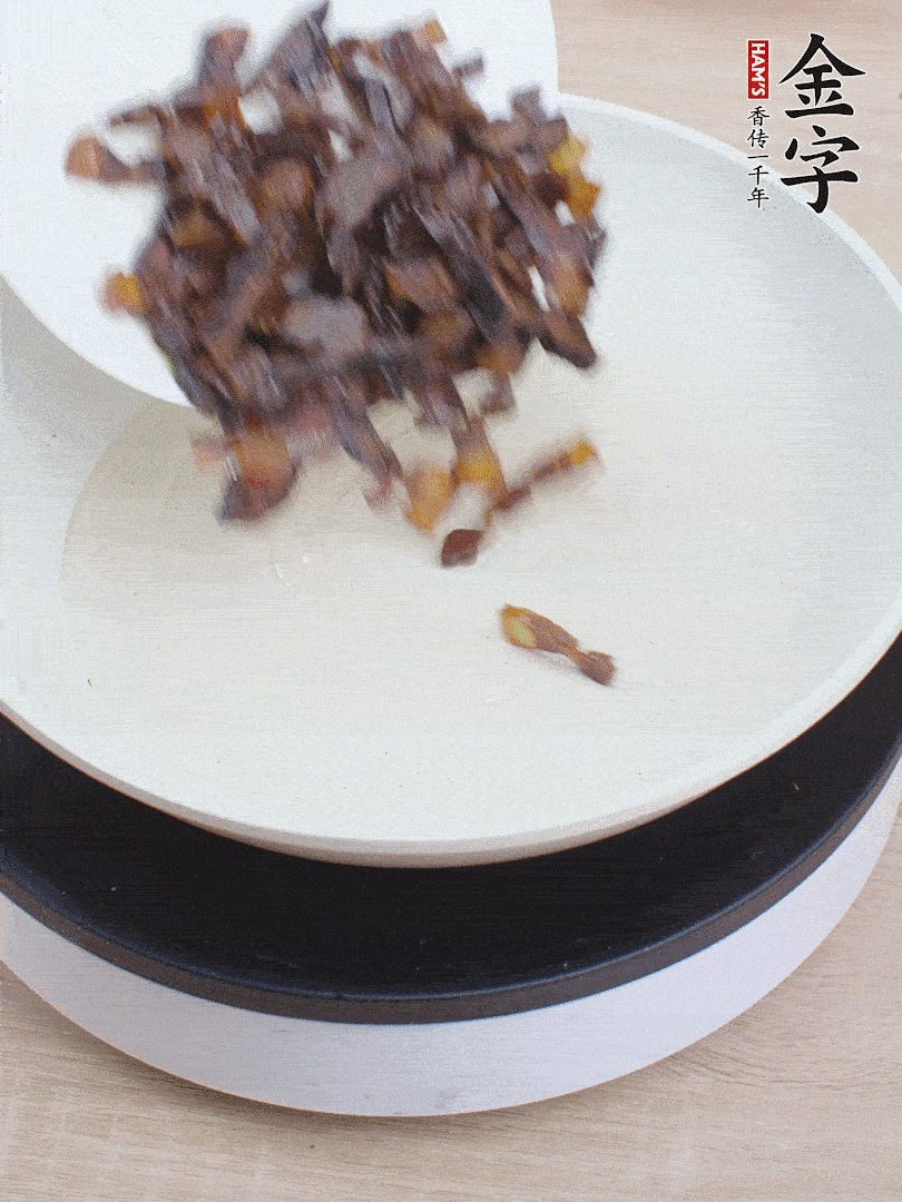 油熱倒醬油肉，編出香味。