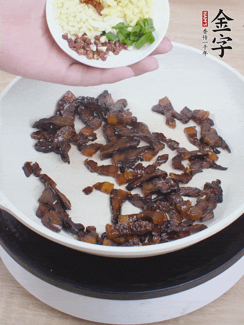 下蔥姜蒜、干辣椒、花椒粒炒香。