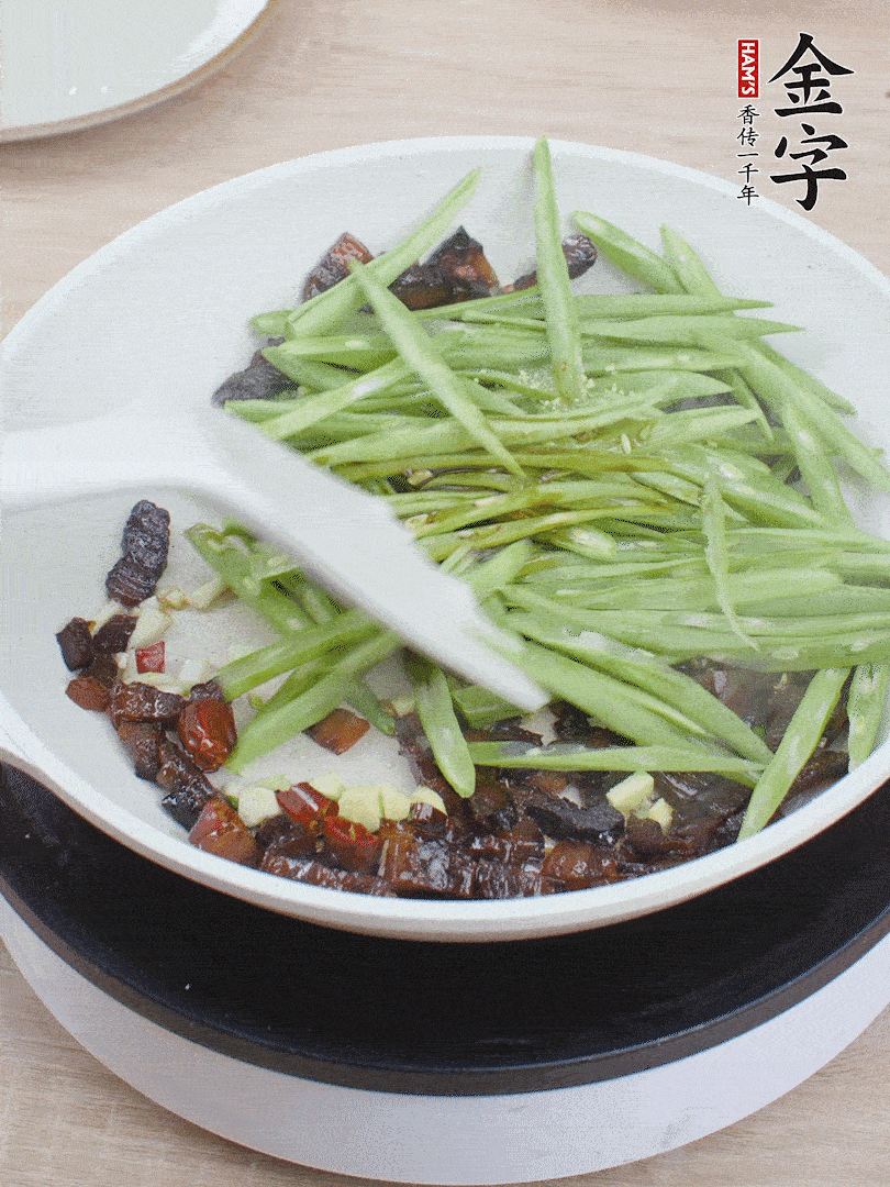下豆角，生抽、雞精調(diào)味，炒到斷生。