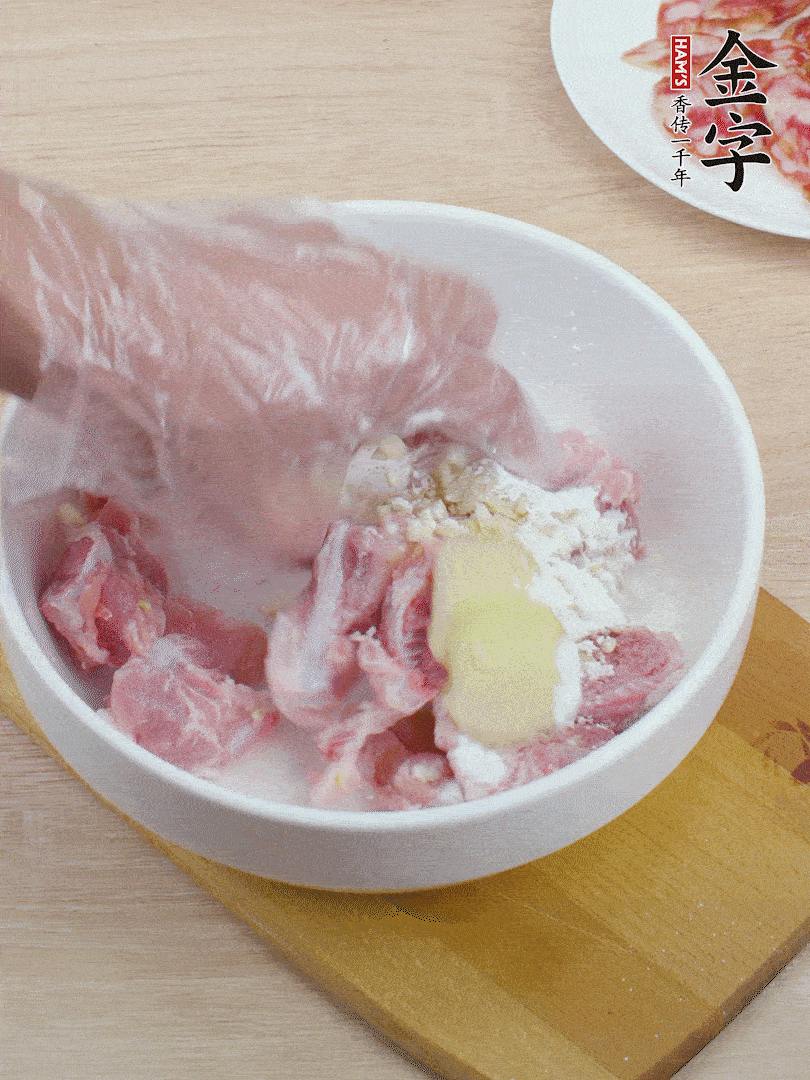 洗凈的小排，加鹽、姜、蒜末、淀粉、胡椒粉抓勻，腌制15分鐘。