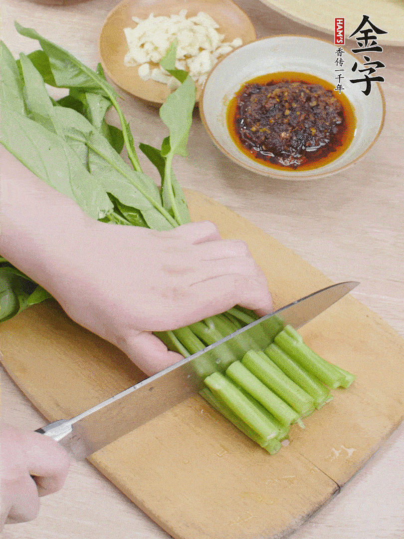 空心菜切段，大蒜拍碎切末。