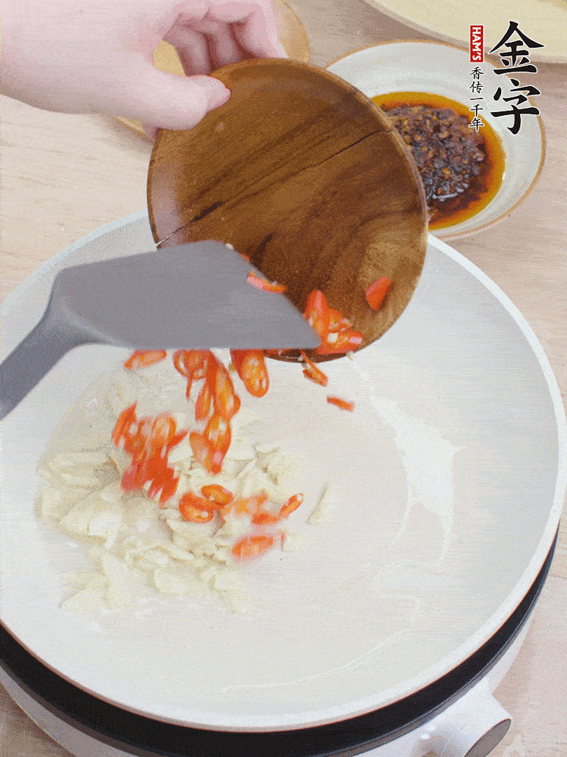 油熱煸香蒜末、辣椒。
