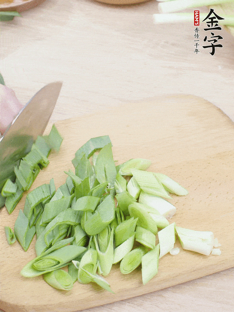 青蒜切段。（蒜白可以拍一下，再斜著切）