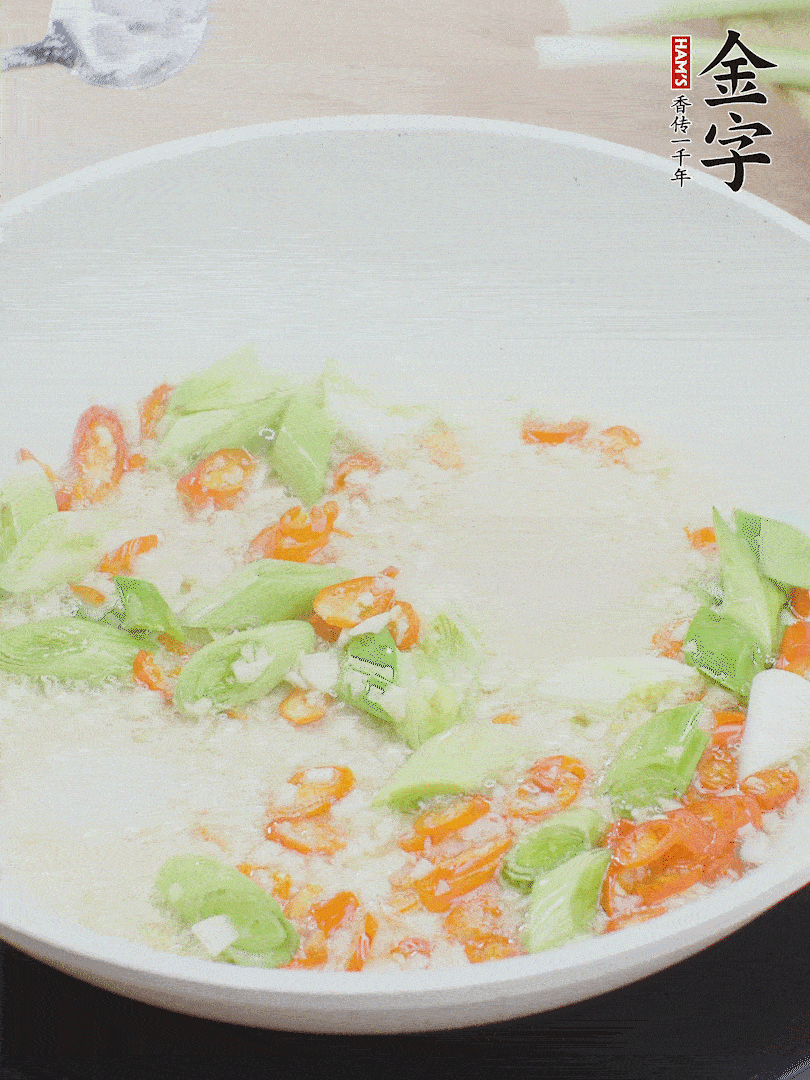 油5成熱時(shí)，下蒜末、辣椒、蒜白煸炒。