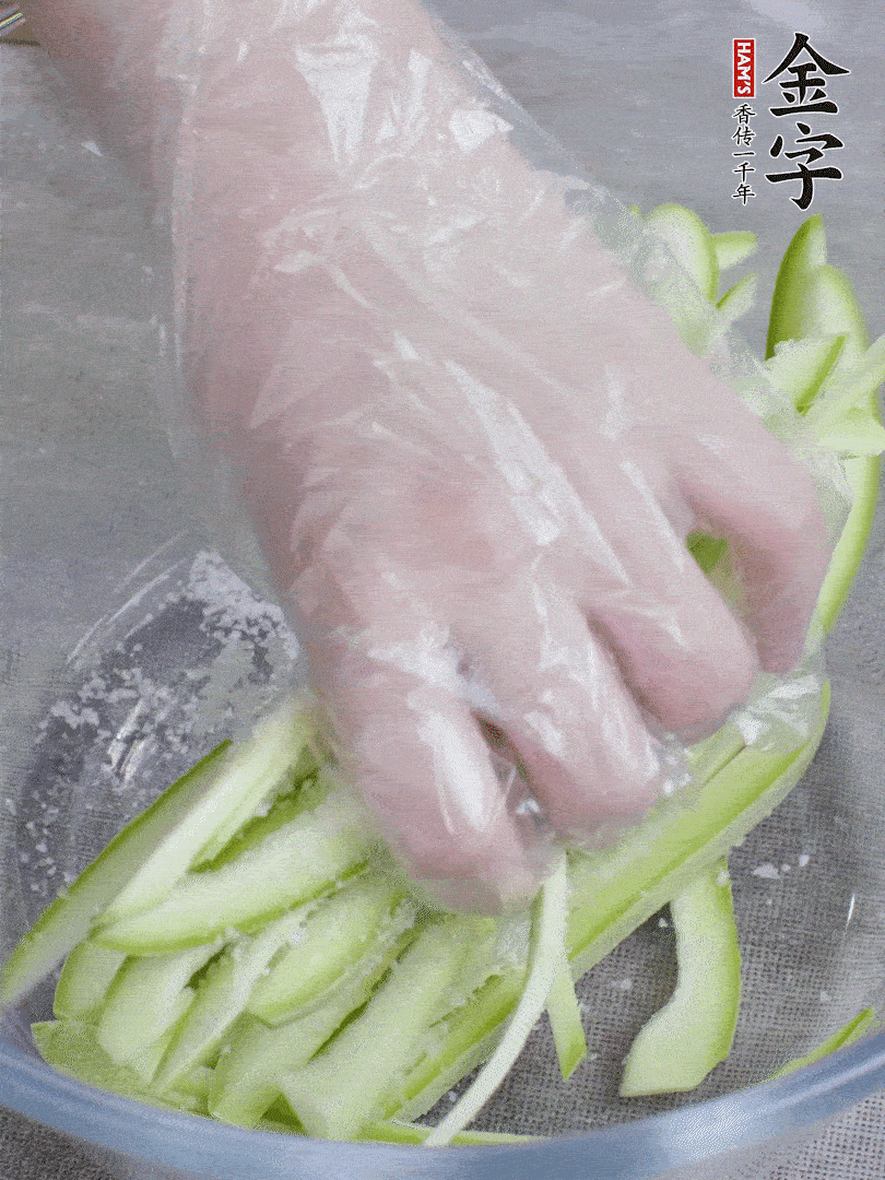 加鹽腌制15分鐘，清洗后擠干水份。