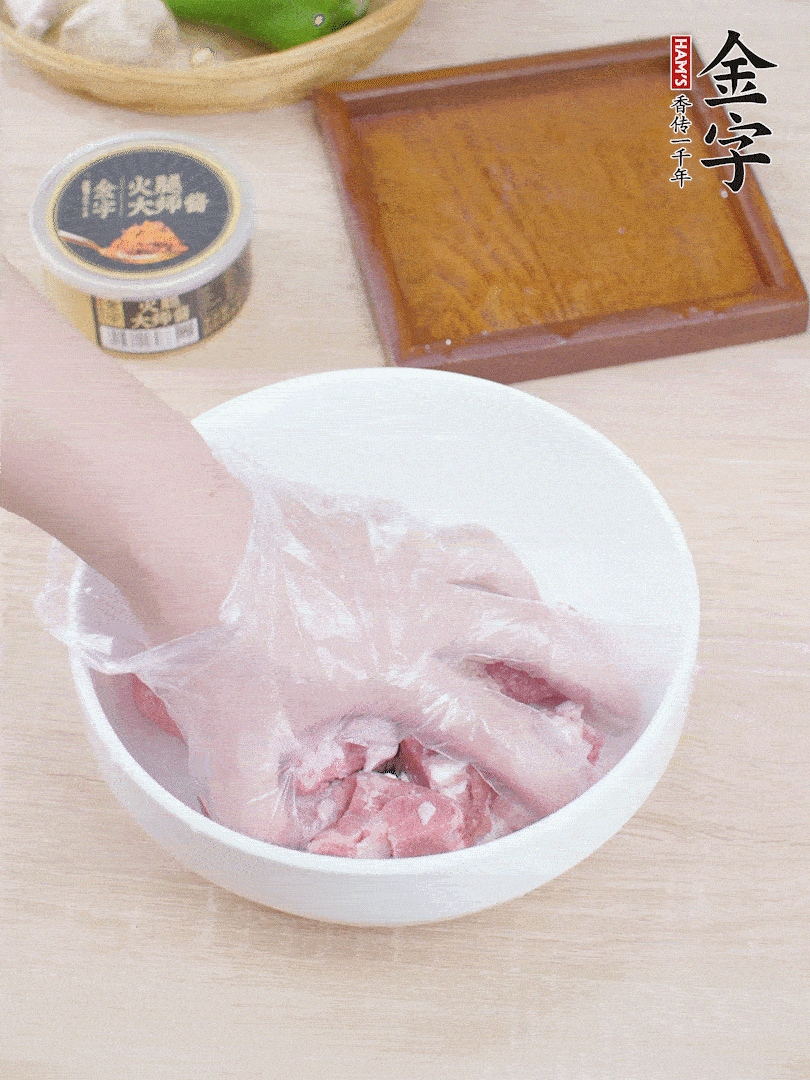 豬小排，加1勺料酒、1勺蠔油、1/3勺白胡椒粉、淀粉，抓拌均勻腌漬30分鐘。青椒去蒂去籽切塊。洋蔥去皮切塊。