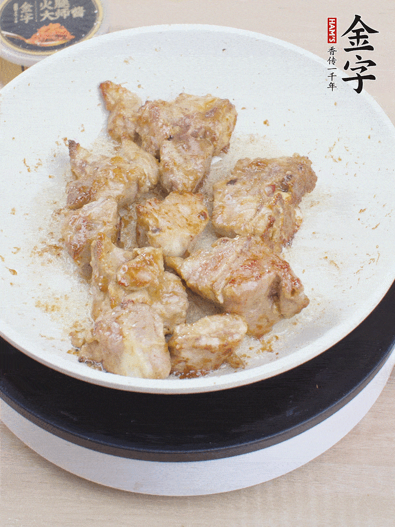 油4成熱，下小排煎炒至邊緣微微發(fā)焦。