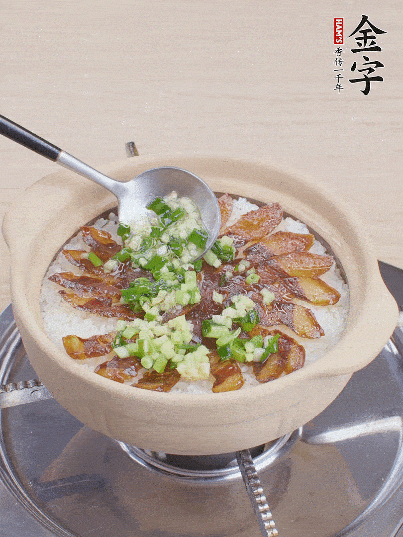 倒蔥姜醬再燜1分鐘。（也可以淋點生抽）