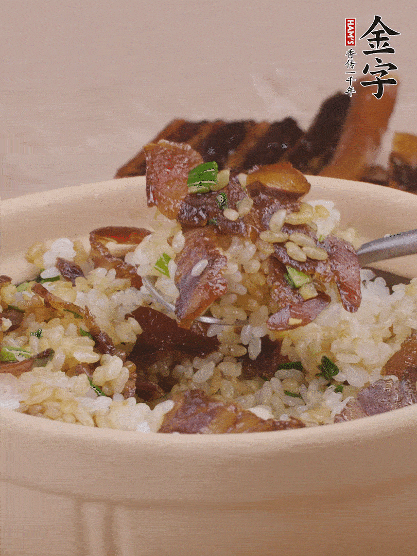揭蓋后撒點蔥花裝飾，趁熱拌勻。