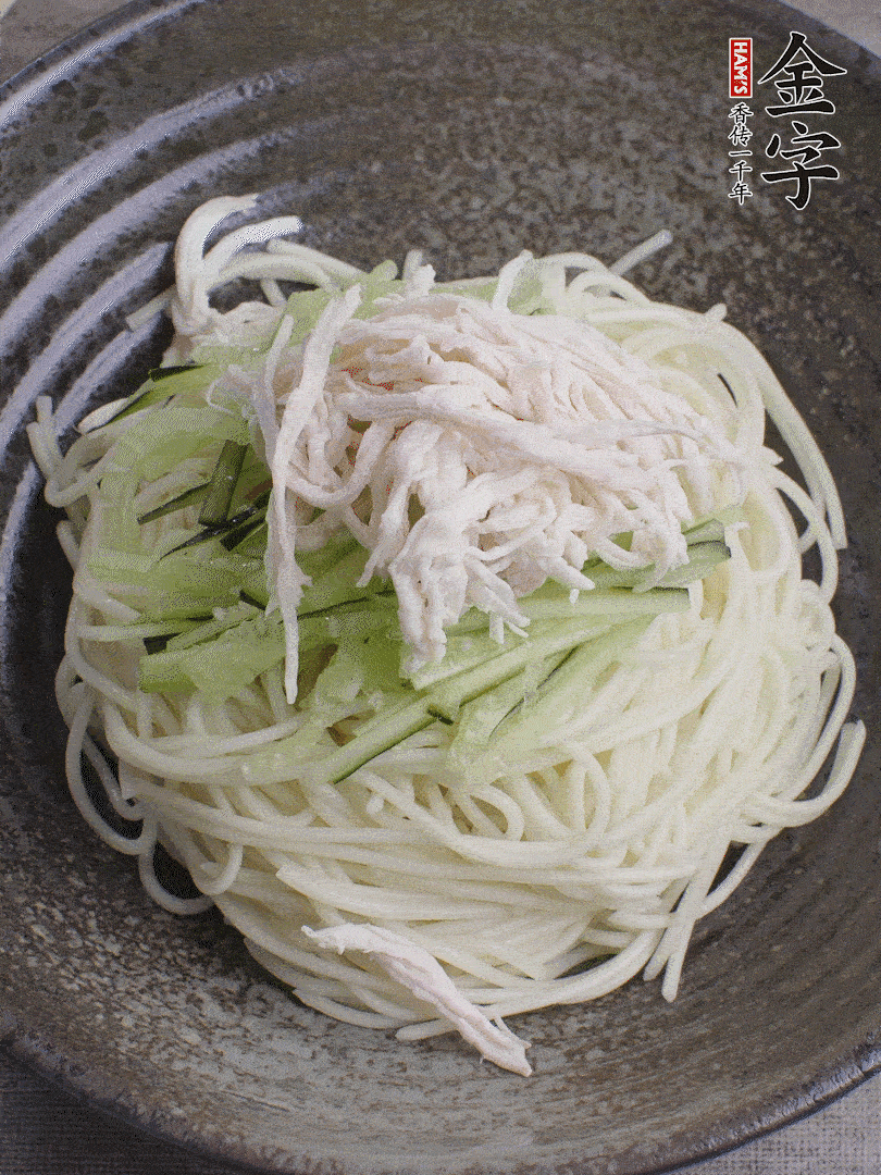 堿水面（熟）倒入大碗中，鋪上黃瓜絲、雞絲。