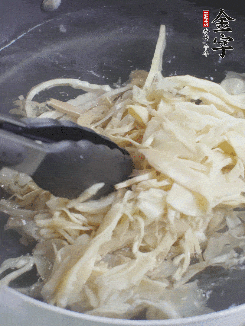糯米筍焯水1分鐘，過涼水，擠干水份。