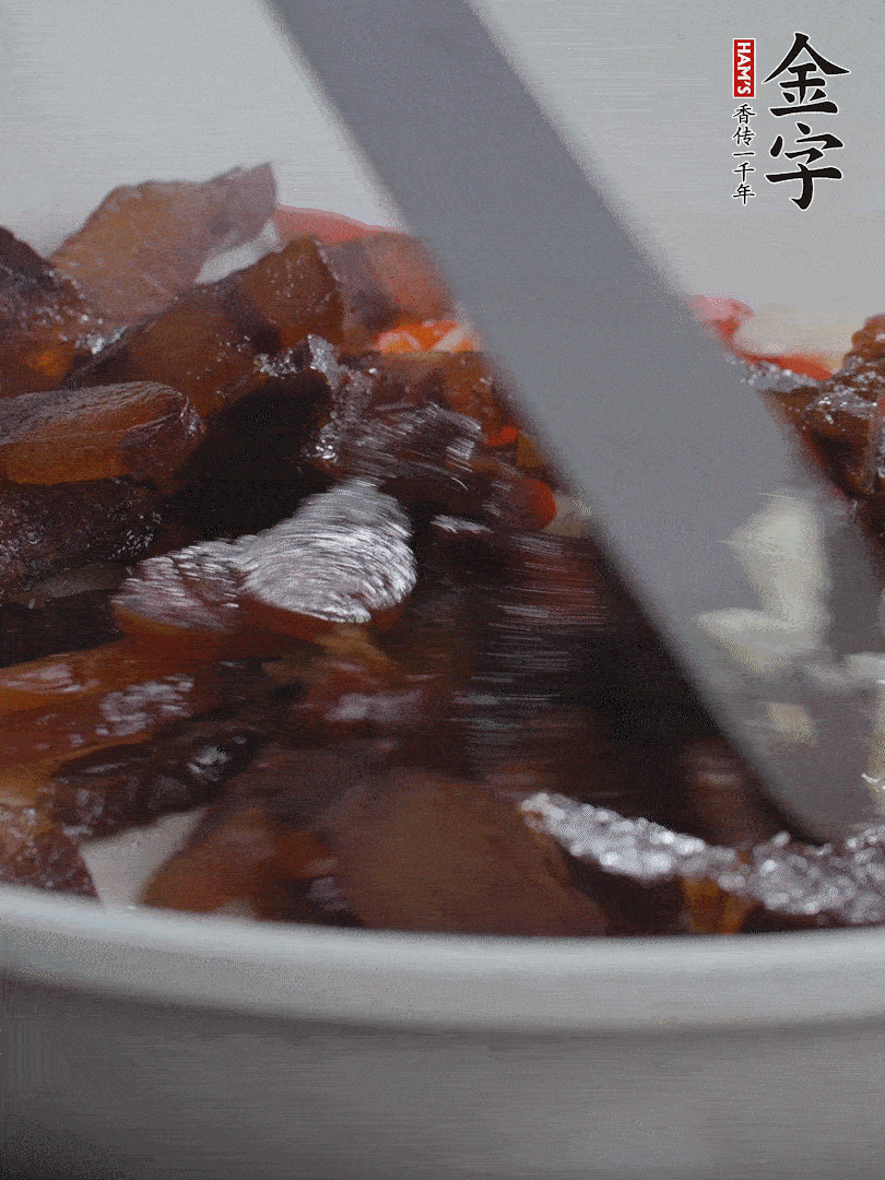下醬油肉，煸出油脂。
