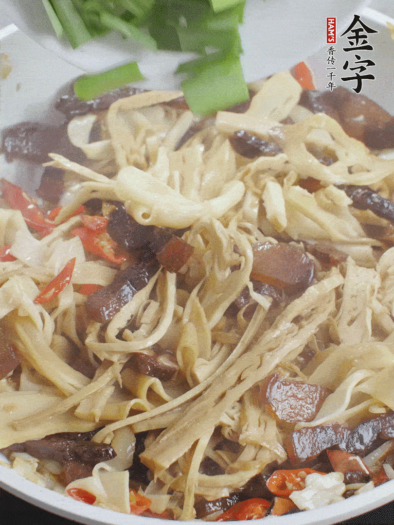 翻炒均勻，下蒜葉。