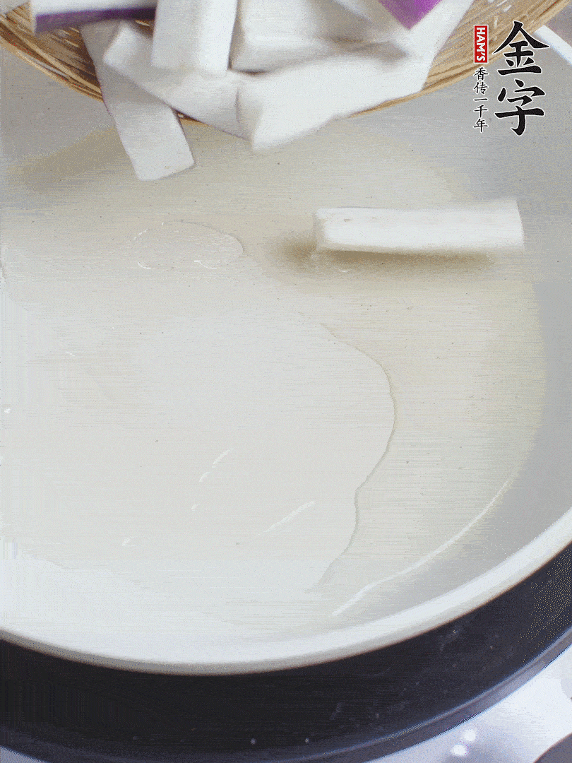 杭茄洗凈去蒂，縱向剖成4份，切成長(zhǎng)10cm左右的段。白洋蔥切絲?？谀⑾磧羧サ舯?。紅椒切菱形片。