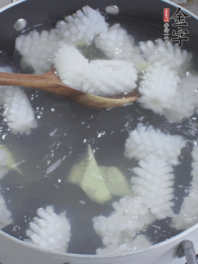 魷魚解凍后，加姜片、料酒汆燙30秒。