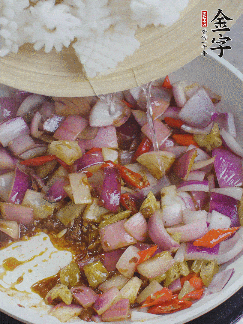 下魷魚花，2勺料酒炒勻。