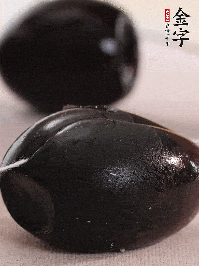 娃娃菜金針菇去跟洗凈，皮蛋改刀。