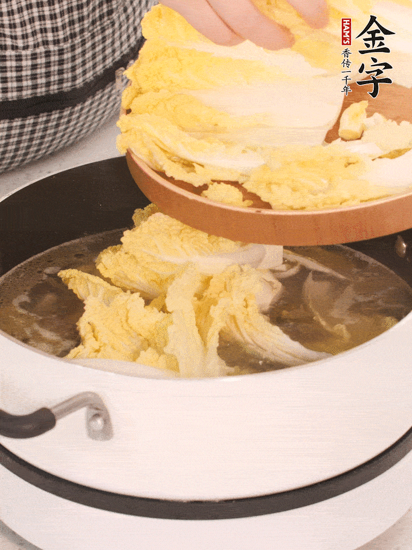 放入娃娃菜、金針菇再燉煮5分鐘。