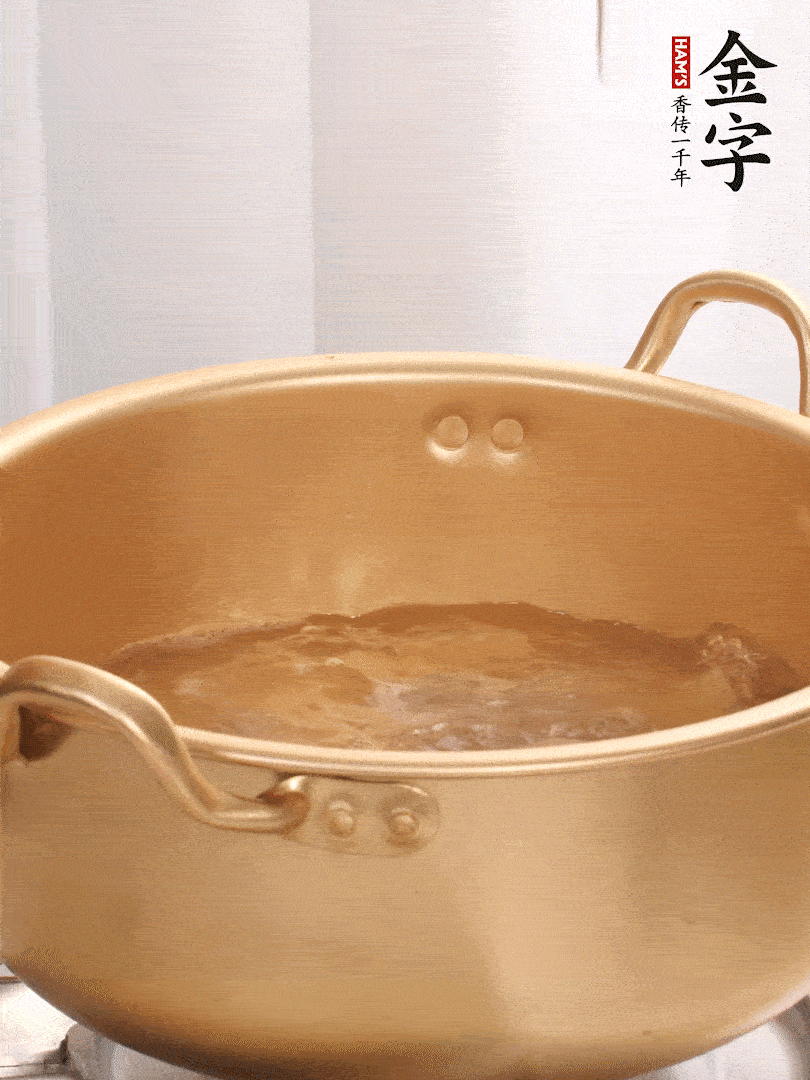 排骨加姜片、料酒，冷水下鍋焯水，撇去浮沫。