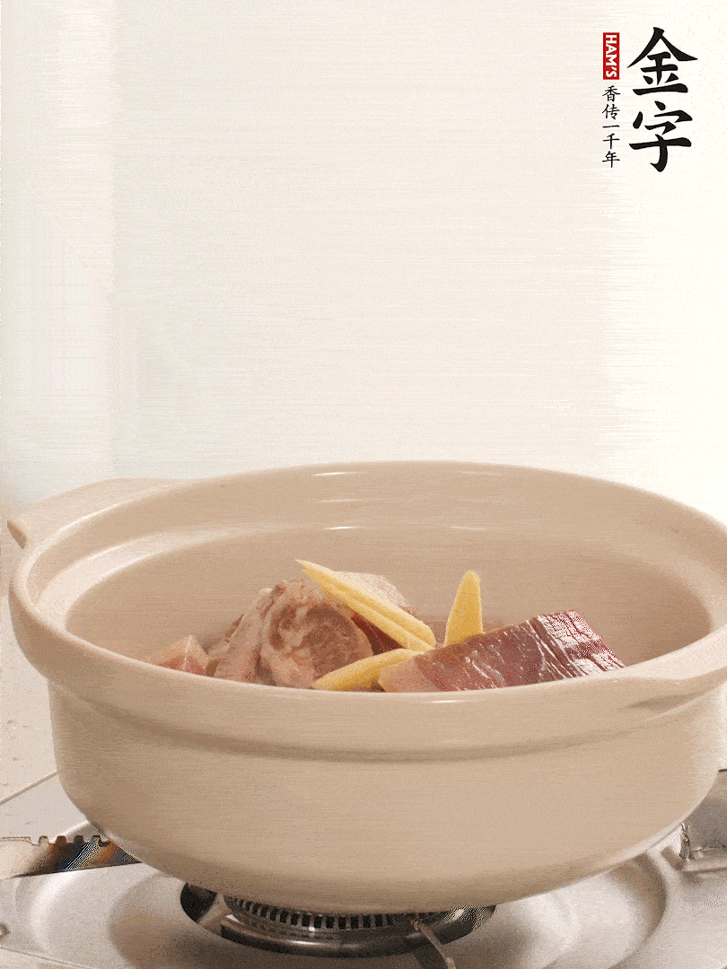湯鍋放入排骨、火腿、姜，加適量水。煮開后轉(zhuǎn)小火燉40分鐘。