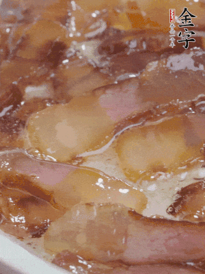 油5成熱，醬油肉煸香。