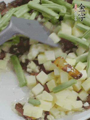 下蒜末、豆角、土豆塊翻炒。