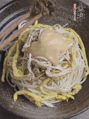 生抽1勺、醋1勺、芝麻醬1勺、金字火腿大師醬1勺。