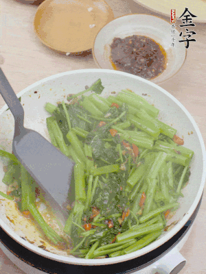 下空心菜炒軟。
