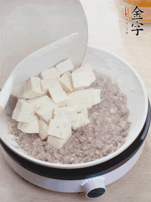 蓋蓋燉煮20分鐘后，加腐皮，撒一點(diǎn)枸杞。