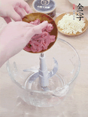 牛肉攪成牛肉泥。
