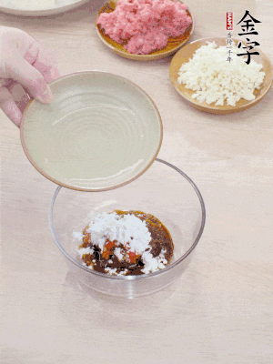 調(diào)料汁：金字火腿干貝醬2勺、剁椒1/2勺、生抽1/2勺、淀粉2勺、清水半碗。