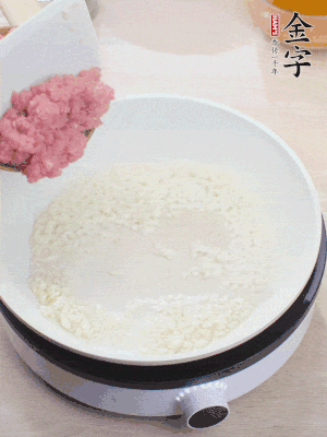 鍋內(nèi)熱油，蒜泥、牛肉泥炒至酥香。