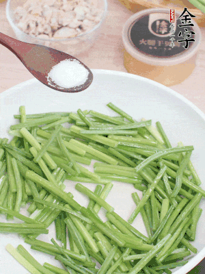 起鍋熱油，下韭菜苔炒至變色。加少許鹽。