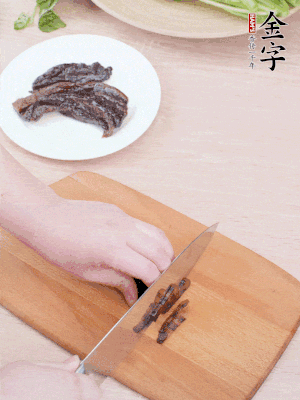 金字醬油肉下鍋煮10分鐘，切薄片。