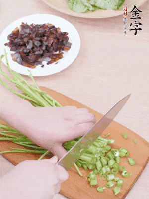 空心菜摘掉葉子，菜梗切成丁。