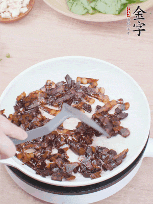 起鍋熱油，煸香醬油肉，撥拉到一邊。