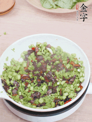 1勺生抽、1勺蠔油、1點(diǎn)點(diǎn)白糖調(diào)味。