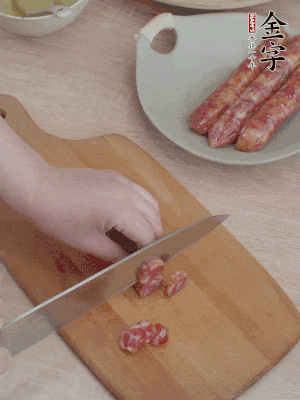 香腸切片。（圓片一點，不用很斜）