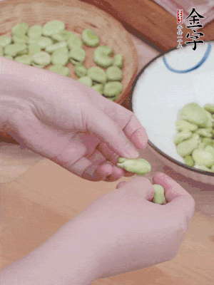 蠶豆剝殼，去掉豆衣，切碎。