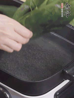 粽葉入沸水煮1分鐘，翻面再煮1分鐘，清洗干凈加水浸泡。