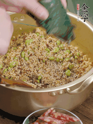 再附一張粽子，一齊向后折疊，線繩捆綁。