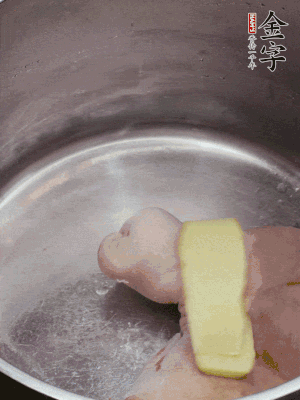 撈出洗凈后，加蔥姜、黃酒二遍焯水。