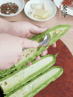 苦瓜去籽切薄片，一點(diǎn)鹽拌勻，10分鐘后沖洗控干。香蔥切蔥花、姜切末、蒜拍碎、干辣椒切圈。