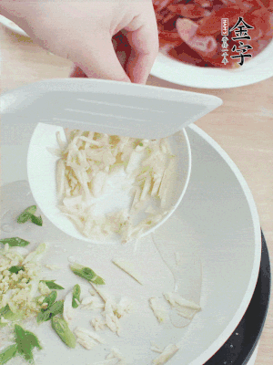 油4成熱，下蔥姜蒜、干辣椒、花椒煸出香味。