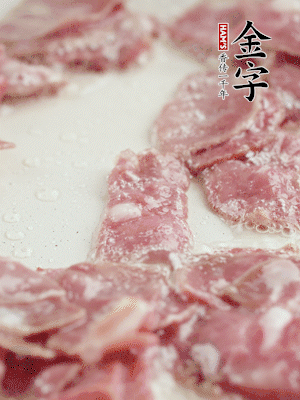 炒鍋熱油，下培根火腿煸炒。